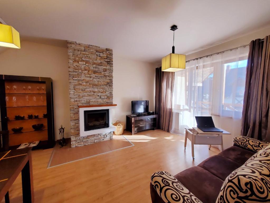 Dependance Apartment Highland living room with fireplace